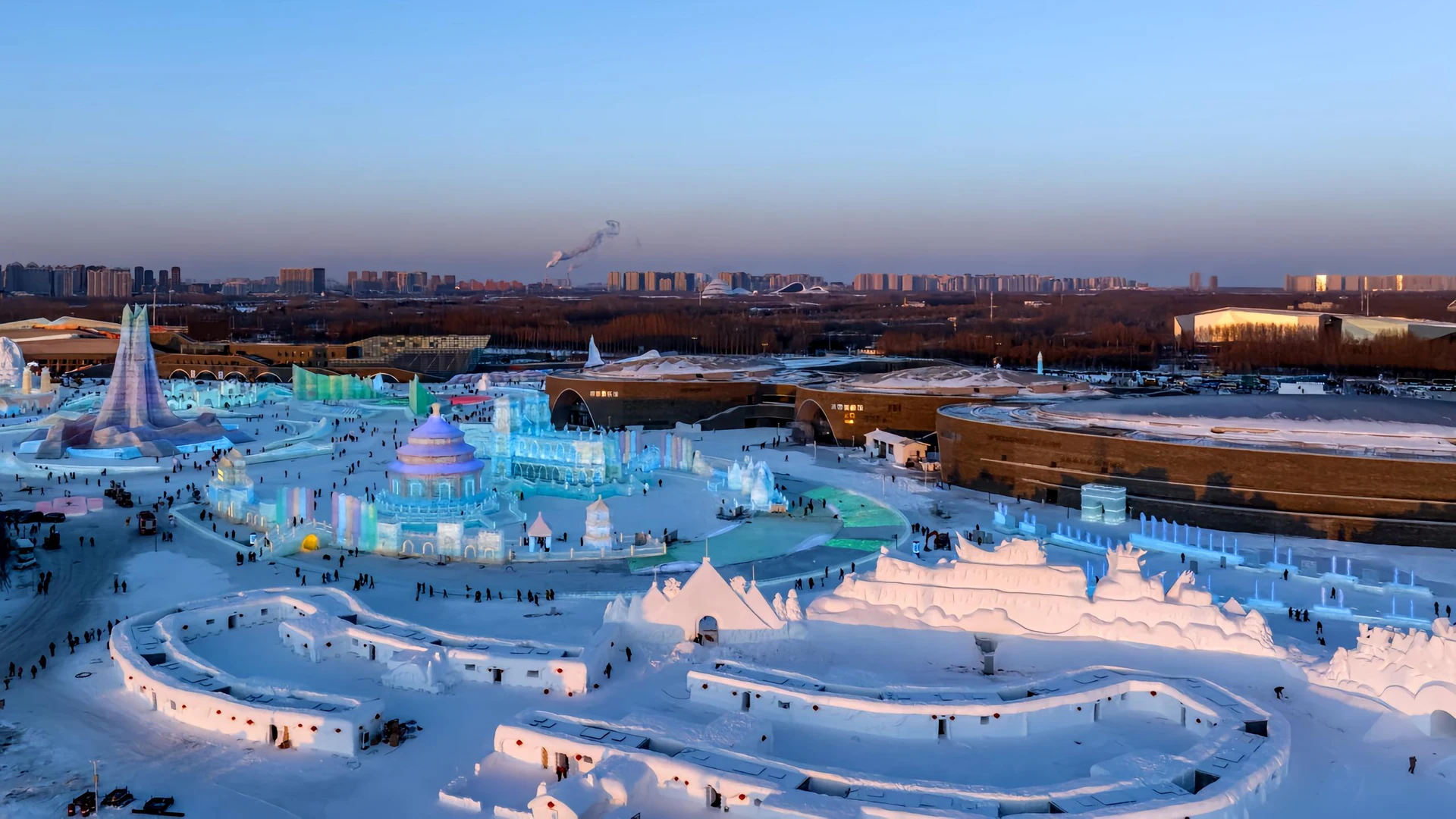 哈尔滨冰雪大世界黄昏全景